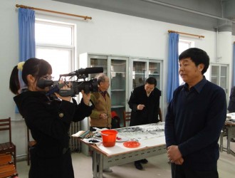 图片报道:书法家张少周先生接受中央电视台记者采访