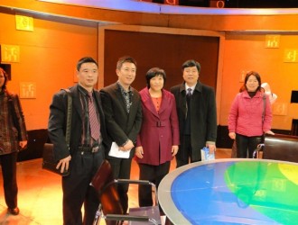 张少周先生与中央电视台著名主持人陈伟鸿合影